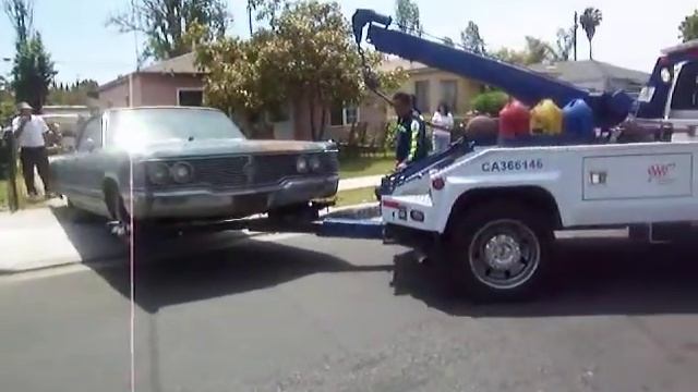 1968 Chrysler Imperial being towed. Vid. # 1 смотреть онлайн