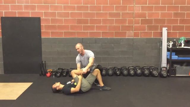 How to do Single Leg Bridge with Ball | Empowered Strength ft. John Odden & Aaron Tandem смотреть онлайн