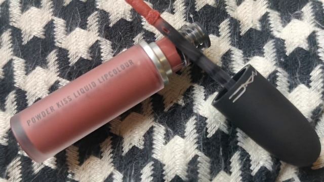 MAC Powder Kiss Liquid Lipcolor in 990, 996 + swatches смотреть онлайн