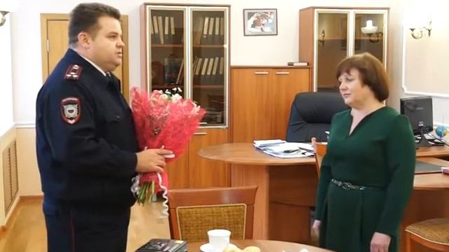 Встреча руководства со вдовой погибшего сотрудника смотреть онлайн