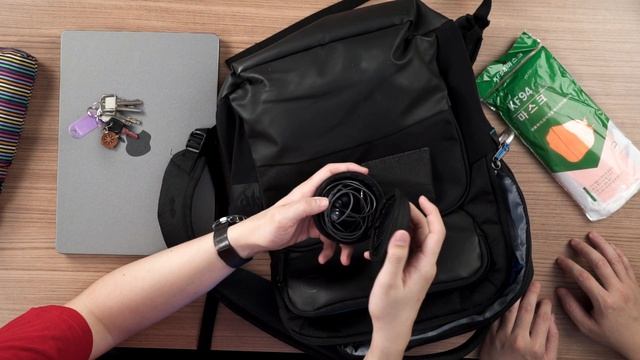 What's in Kok Kee's Dell bag? смотреть онлайн