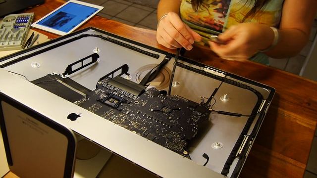 iMac 5K retina Display & logic board repair (german) смотреть онлайн
