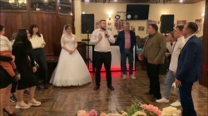 Парень классно танцует на танцполе Танцевальный батл. Дружка круто танцует. танцы на свадьбе