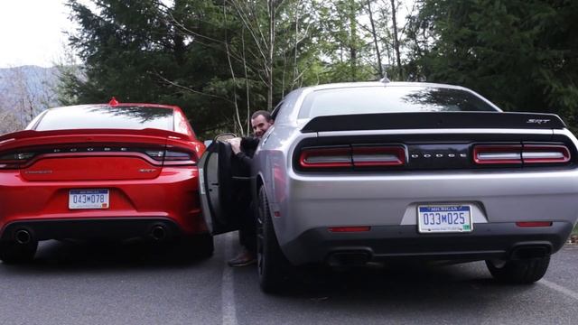 2015 Dodge Charger SRT Hellcat Vs. 2015 Dodge Challenger SRT Hellcat! смотреть онлайн
