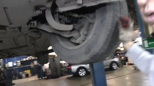 Обслуживание БМВ Х5 E70: передняя подвеска, рычаги, косточки и тормозные шланги (продолжение)