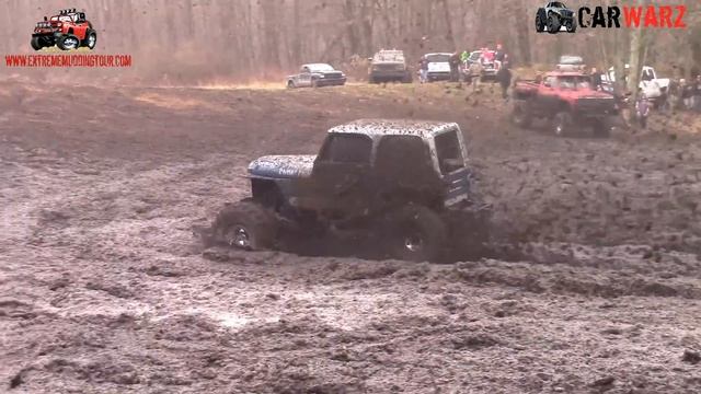 Blue Jeep Powers Through Mud At Bentley Lake Road Mud Bog смотреть онлайн
