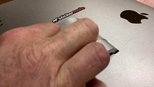 Removing and Re-Installing the Apple Cinema Display/iMac Stand/Vesa Mount смотреть онлайн