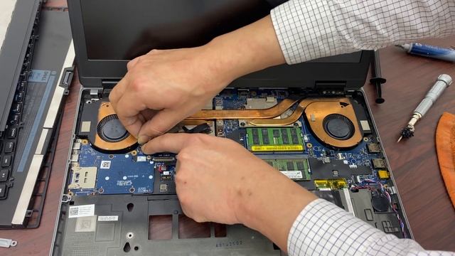 Hướng dẫn kiểm tra nhiệt độ và tháo lắp vệ sinh máy Dell Precision 7530 смотреть онлайн