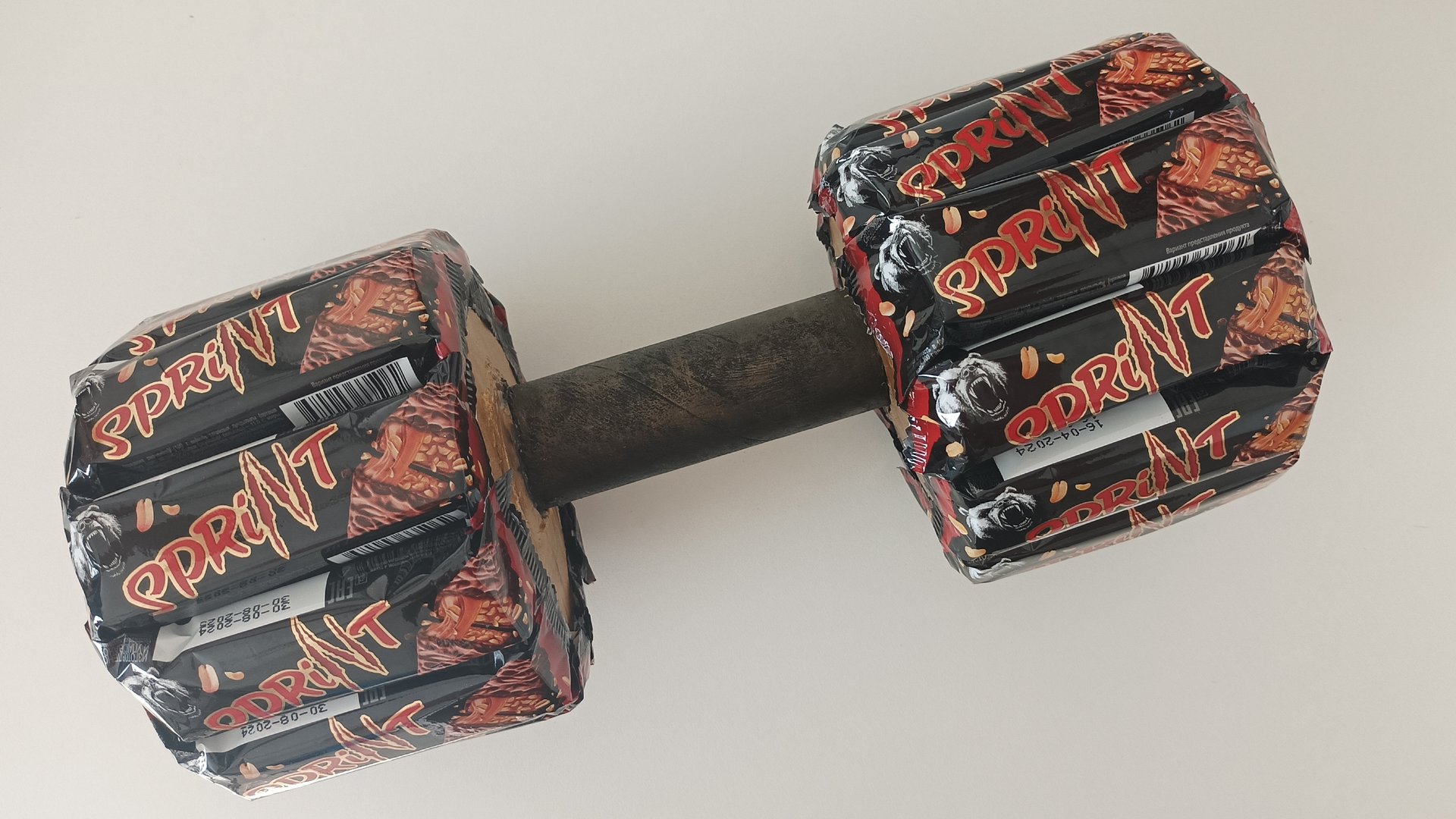 Гантели из шоколадок. Сладкий подарок своими руками. Гантель своими руками. Необычный подарок. смотреть онлайн