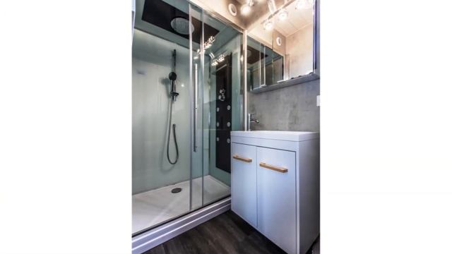 Three Six Vendée Container Tiny house in Toulon, France смотреть онлайн