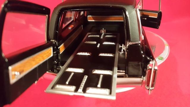 Cadillac Limousine Hearse 1966 1/18 смотреть онлайн