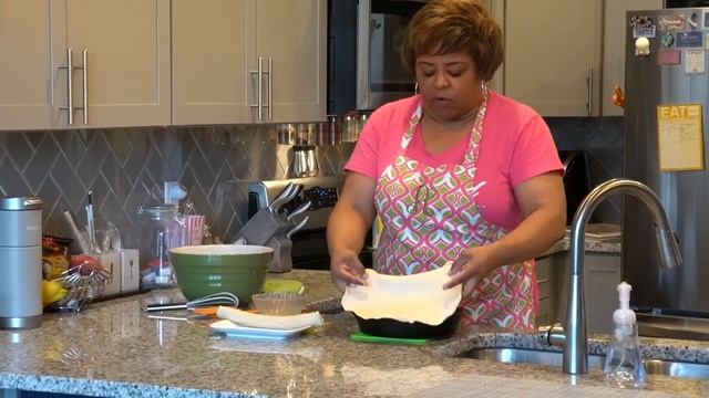 IBSQ's Kitchen - Episode 3 Cast Iron Skillet Apple Pie смотреть онлайн
