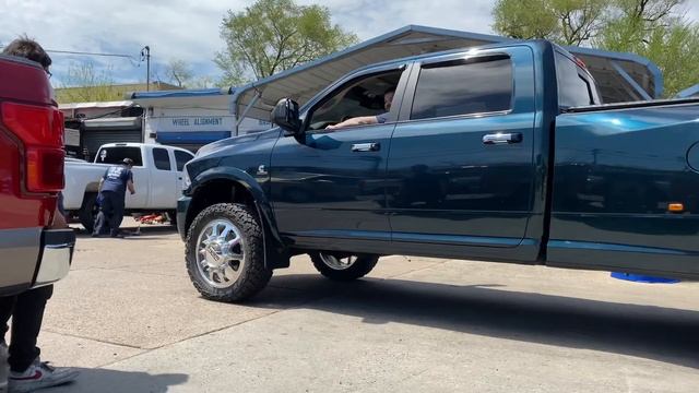 22s DDC DUALLY WHEELS ON A RAM 3500 Cummins смотреть онлайн