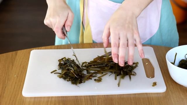 Салат с кальмарами и морской капустой смотреть онлайн