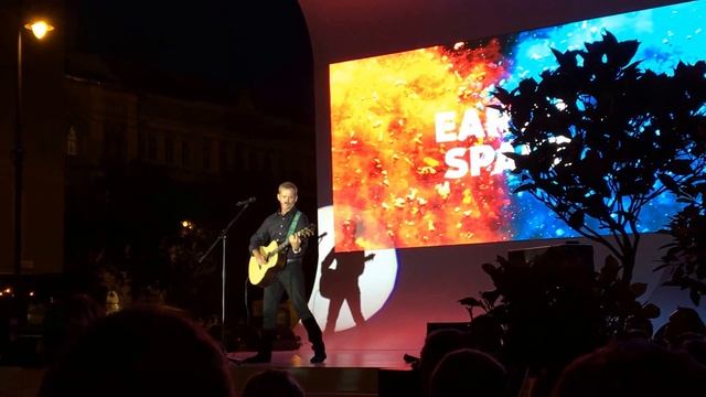 Chris Hadfield performing "ISS" and "Space Oddity" in Budapest смотреть онлайн
