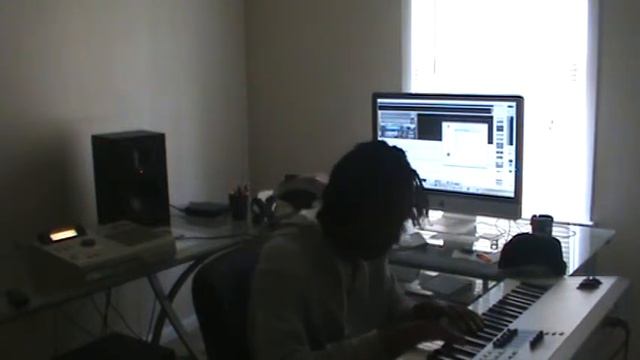 #BEATMAKER MrGreasyj playing the bass line смотреть онлайн