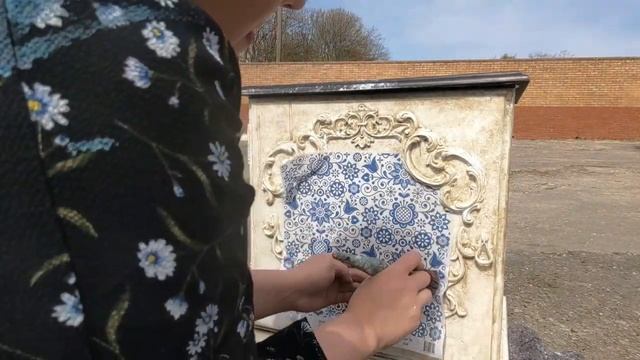 Learn How to Decoupage & Paint Wash for an Old World Faux Finish Makeover смотреть онлайн