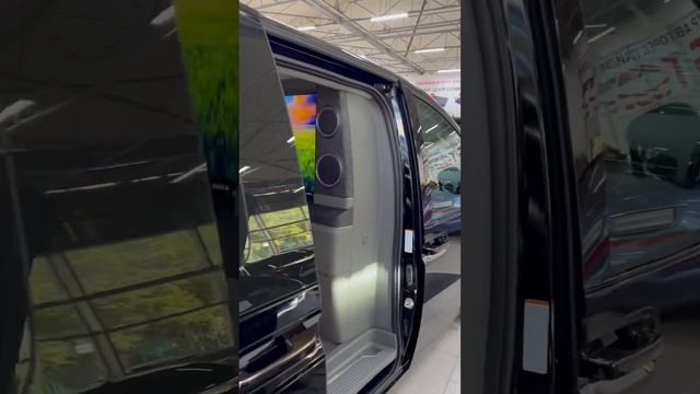Hyundai Staria - переделали салон, установили перегородку с телевизором, сдвинули сидения смотреть онлайн