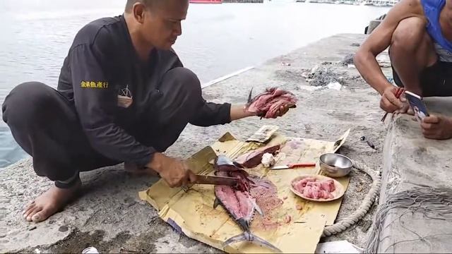 Cara Memotong Ikan Tuna Kecil Buat Sashimi abk kapal nelayan taiwan @blacklabel810 смотреть онлайн