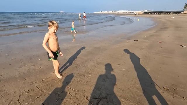 ОМАН с детьми - ОЧЕНЬ СТРОГО НО ПОПАСТЬ МОЖНО. На машине по Маскат. Деньги, цены, море, пляж... смотреть онлайн
