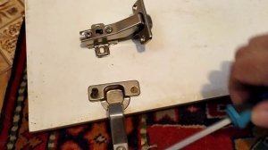 Замена петель у дверцы под кухонной мойкой