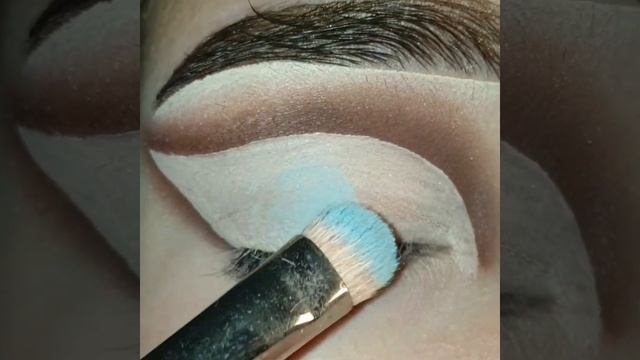 baby blue and brown wing | 1 min makeup tutorial | baby blue & earthy brown makeup look смотреть онлайн