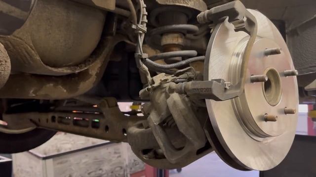 How To Replace Rear Brakes Chrysler/2010 Chrysler Town & Country Rear Brake Pads And Rotors смотреть онлайн