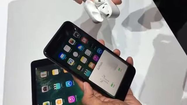 Apple iPhone 7 Jet Black First Look (Official) смотреть онлайн