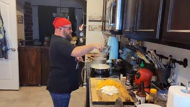 Honey Balsamic Pulled Pork Sliders with an Adult Mac n Cheese смотреть онлайн