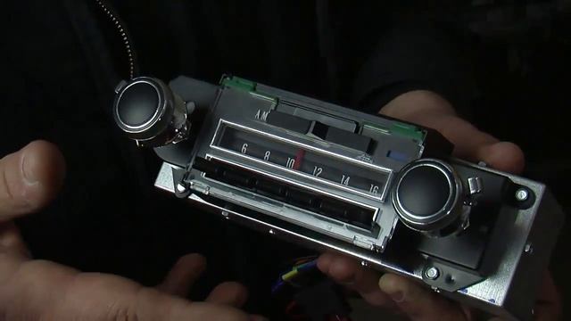 New Tech for Classic Cars Vintage Looking Modern Radios V8TV Video смотреть онлайн