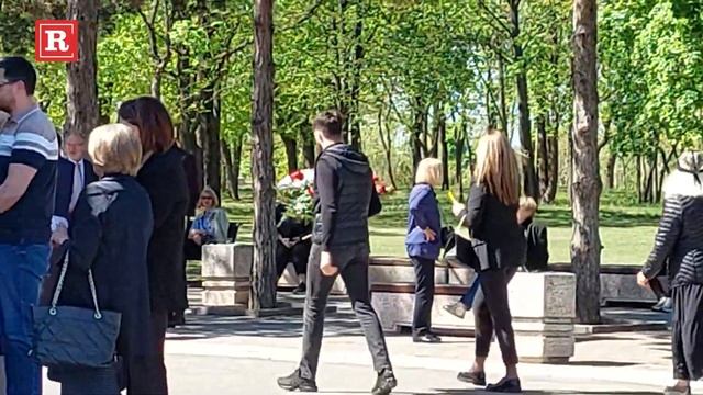 Milena Kačavenda stigla na sahranu majke смотреть онлайн