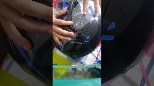 Descubre cómo quitar y poner el visor del casco de manera sencilla смотреть онлайн