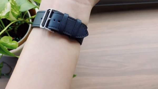 Apple Watch Series 4 Hermès with Bleu Indigo leather single tour band