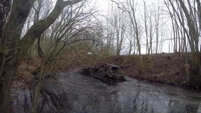 Modified Daihatsu Rocky going through frozen water смотреть онлайн