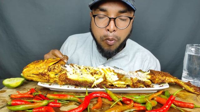WHOLE FISH FRY EATING CHALLENGE WITH CHILLI, BIG FULL FISH FRY EATING, STEAK EATING, EATING SHOW смотреть онлайн