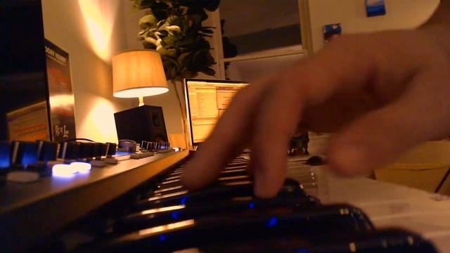Sampled Rhodes and Drums Jam (Ableton Live + Addictive Keys) смотреть онлайн