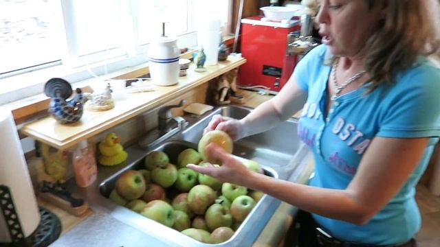 CANNING HOMEMADE APPLE JUICE WITH MY MOM смотреть онлайн