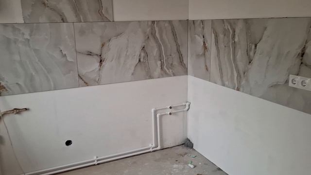 распаял воду, повесил газовую колонку и затер плитку