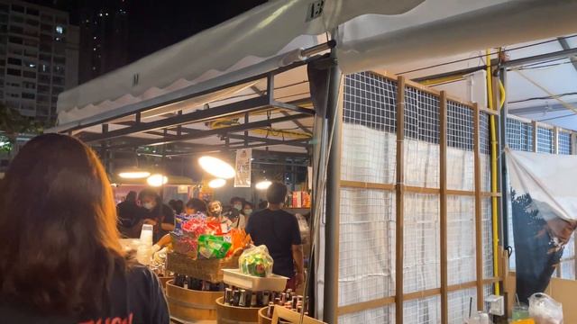Bangkok Street Food and Shopping - Jodd Fairs Night Market - The New Train Market смотреть онлайн