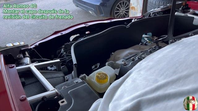 Alfa Romeo 4C montar el capo, no es sencillo. смотреть онлайн