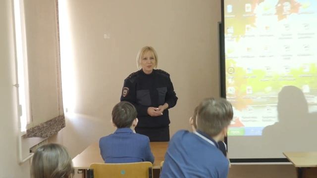 В Брянске полицейские организовали для школьников экскурсию в ЦВСНП УМВД России по Брянской области смотреть онлайн