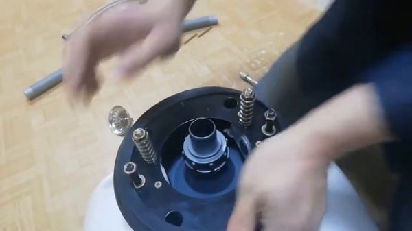 Сборка и крепление раковины и узла наклона к корпусу мойки