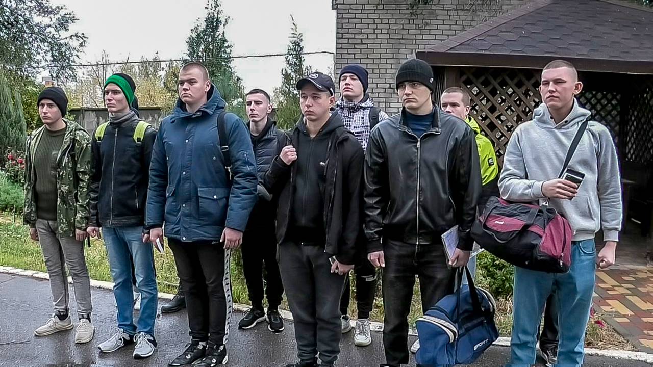 Волжане отправились на военную службу смотреть онлайн
