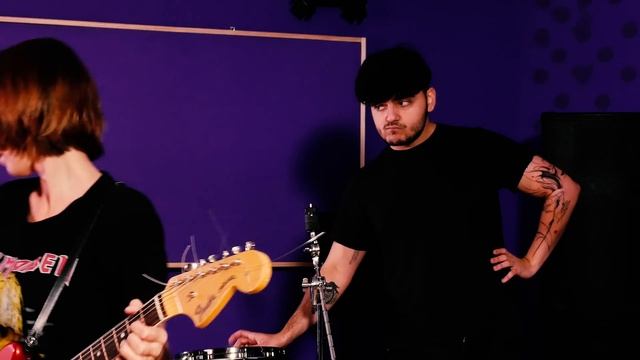 ФРЕНДЗОНА В РОК СТИЛЕ (Red Lamp) смотреть онлайн