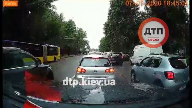 Киев. Не пустили красивого накачанного парня со встречки. За рулём - барышня. Парень хотел показать смотреть онлайн