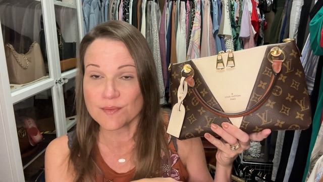 What did I trade my Fendi Peekaboo for? The Louis Vuitton V Tote BB!!! смотреть онлайн