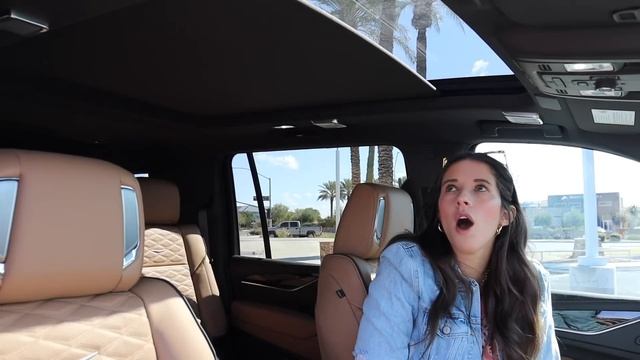 LOVING the 2022 Cadillac Escalade | CAR MOM TOUR смотреть онлайн