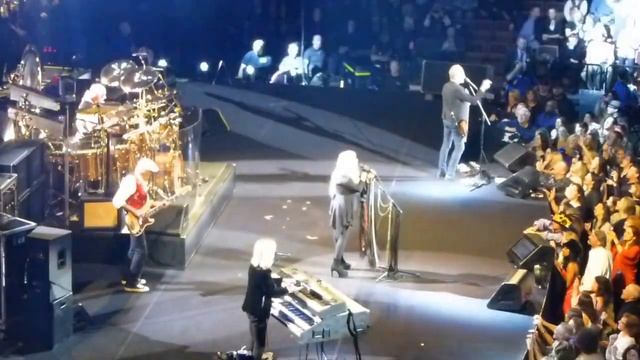Fleetwood Mac - "Don't Stop(Thinking About Tomorrow)" at Mohegan Sun Arena 02/07/15 смотреть онлайн