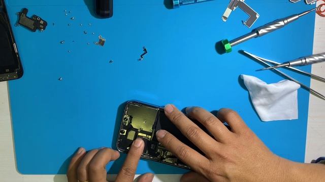 🫢🫢40 feet fallen iPhone 13 Pro Max housing LCD battery replacement 😷 смотреть онлайн
