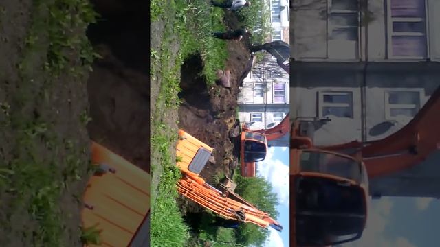 Экскаватор провалился в яму. Р. П. Татищево, Саратовская обл. смотреть онлайн